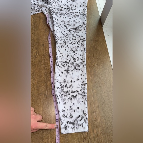 Good American Shining Leopard Leggings in Grey/Black/White Size 1 (Small) - Picture 4 of 8